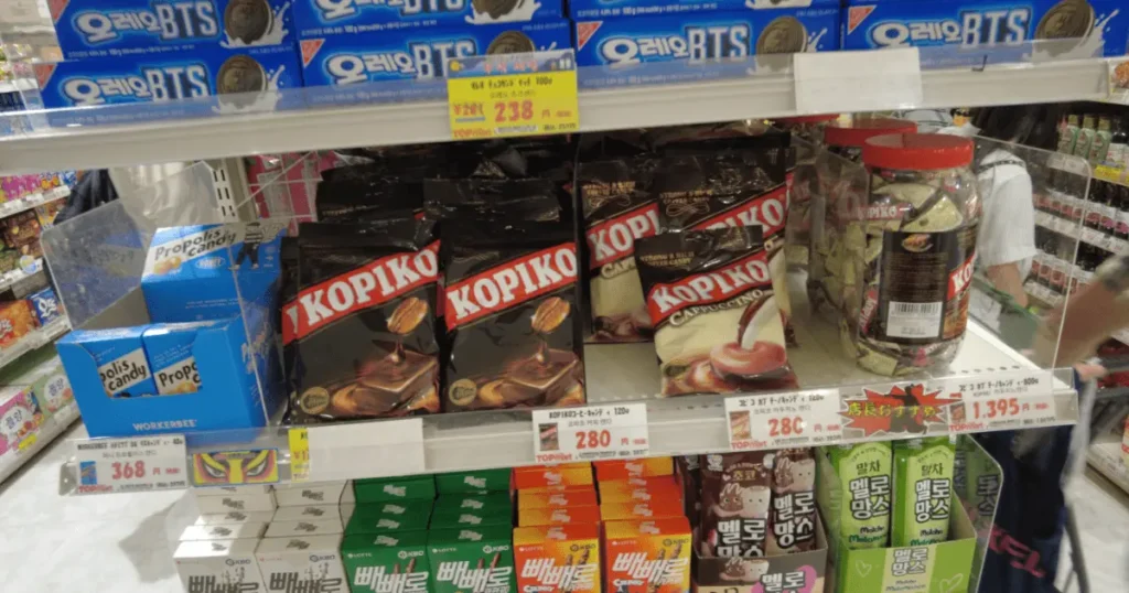 韓国スーパーTOPmartのお菓子売り場に並ぶコピコ(KOPIKO)コーヒーキャンディと価格POP