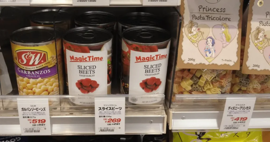 カルディの陳列棚に並ぶマジックタイムのスライスビーツ缶詰と商品値札