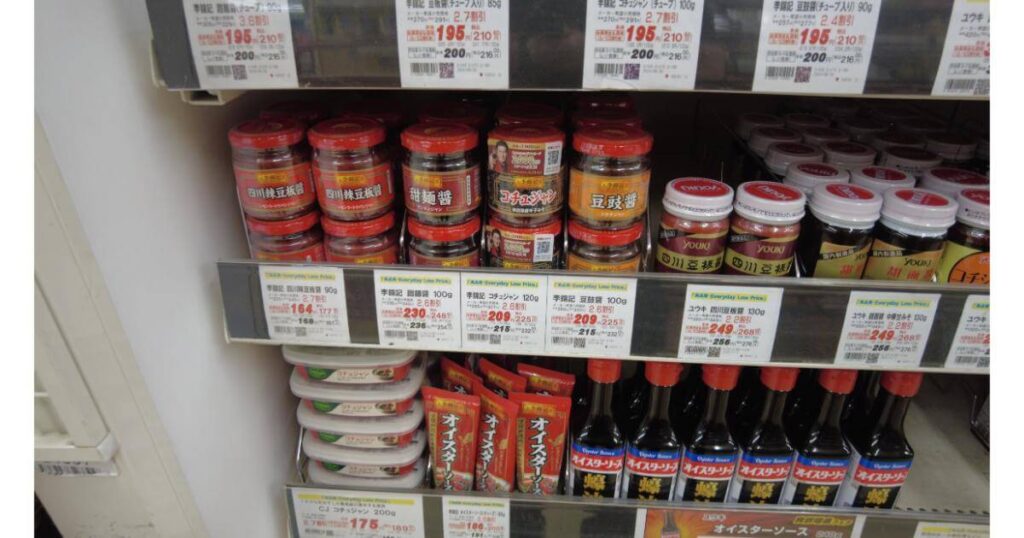 スーパーの中華調味料売り場に並ぶ李錦記の豆鼓醤(トウチジャン)の瓶と価格ポップ