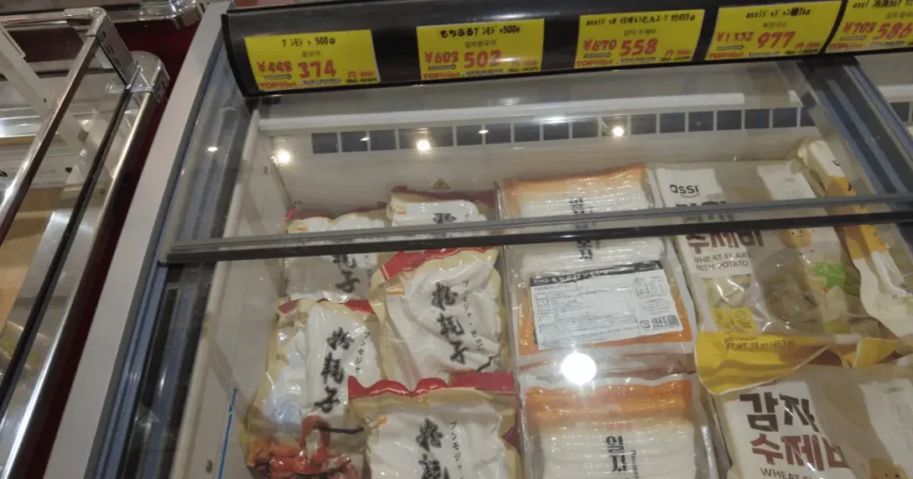 韓国スーパーの冷凍食品売り場に並ぶ各種ブンモジャと黄色い価格表示POP