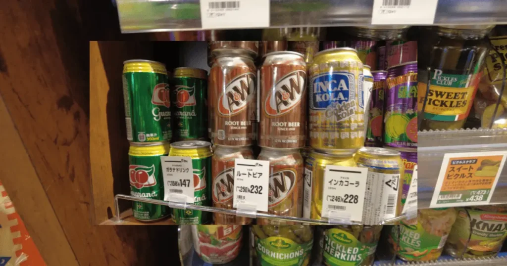 カルディのドリンク売り場に並ぶA&Wルートビアの缶とインカコーラや価格POP