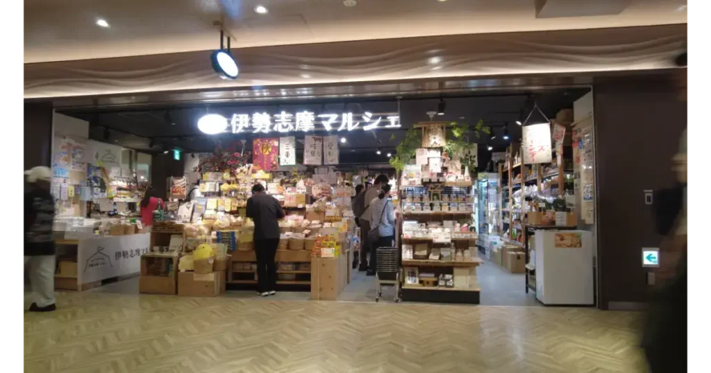 三重や愛知の特産品が並ぶアンテナショップ「伊勢志摩マルシェ」の店舗外観と入口