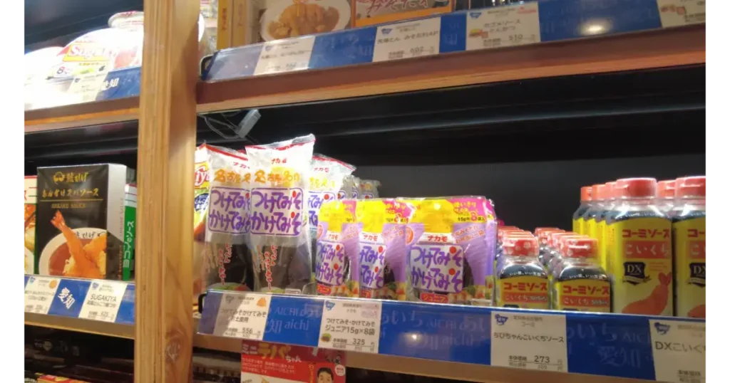伊勢志摩マルシェの棚に並ぶ「つけてみそかけてみそ」やコーミソースなど愛知の名物調味料