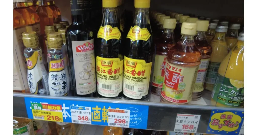 業務スーパーの中華調味料売り場に並ぶ中国直輸入の恒順「鎮江香醋（黒酢）」