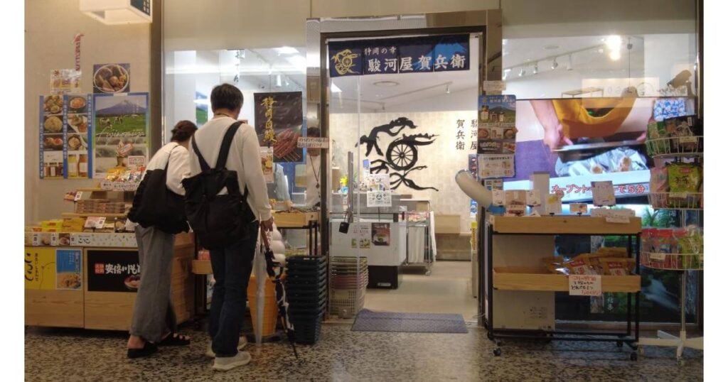 有楽町にある静岡県のアンテナショップ(駿河屋賀兵衛)の店頭と買い物客の様子