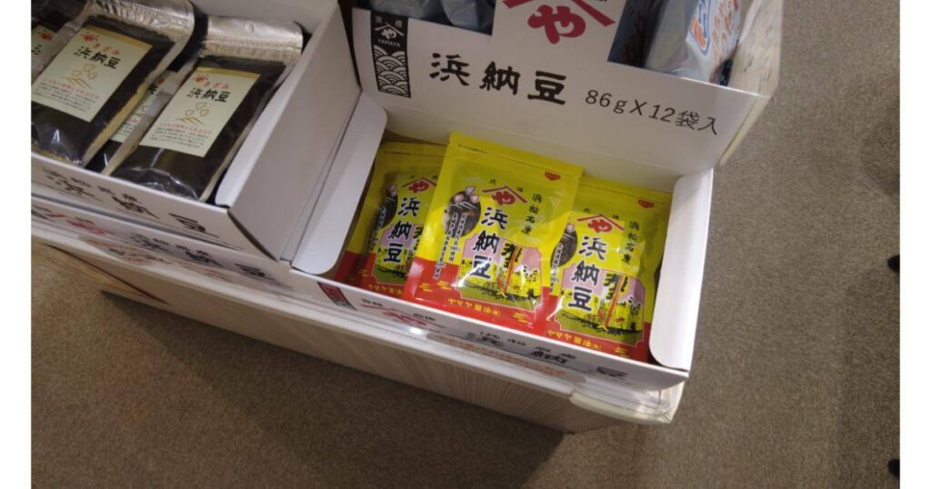 静岡アンテナショップの店内に並ぶ浜松名物「ヤマヤ醤油 浜納豆」と刻み浜納豆