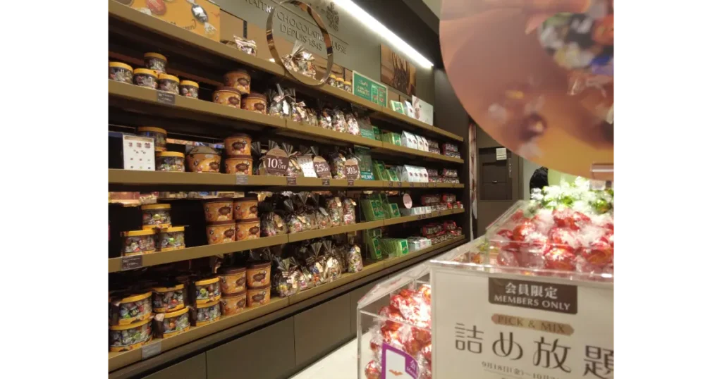 リンツ直営ブティック店内のチョコレート陳列棚と会員限定の詰め放題POP